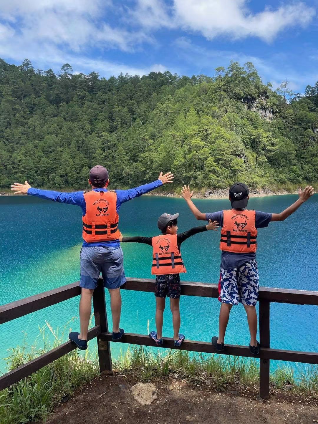 Familia frente a un lago azul