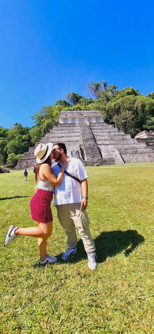 Pareja frente a una zona arqueológica