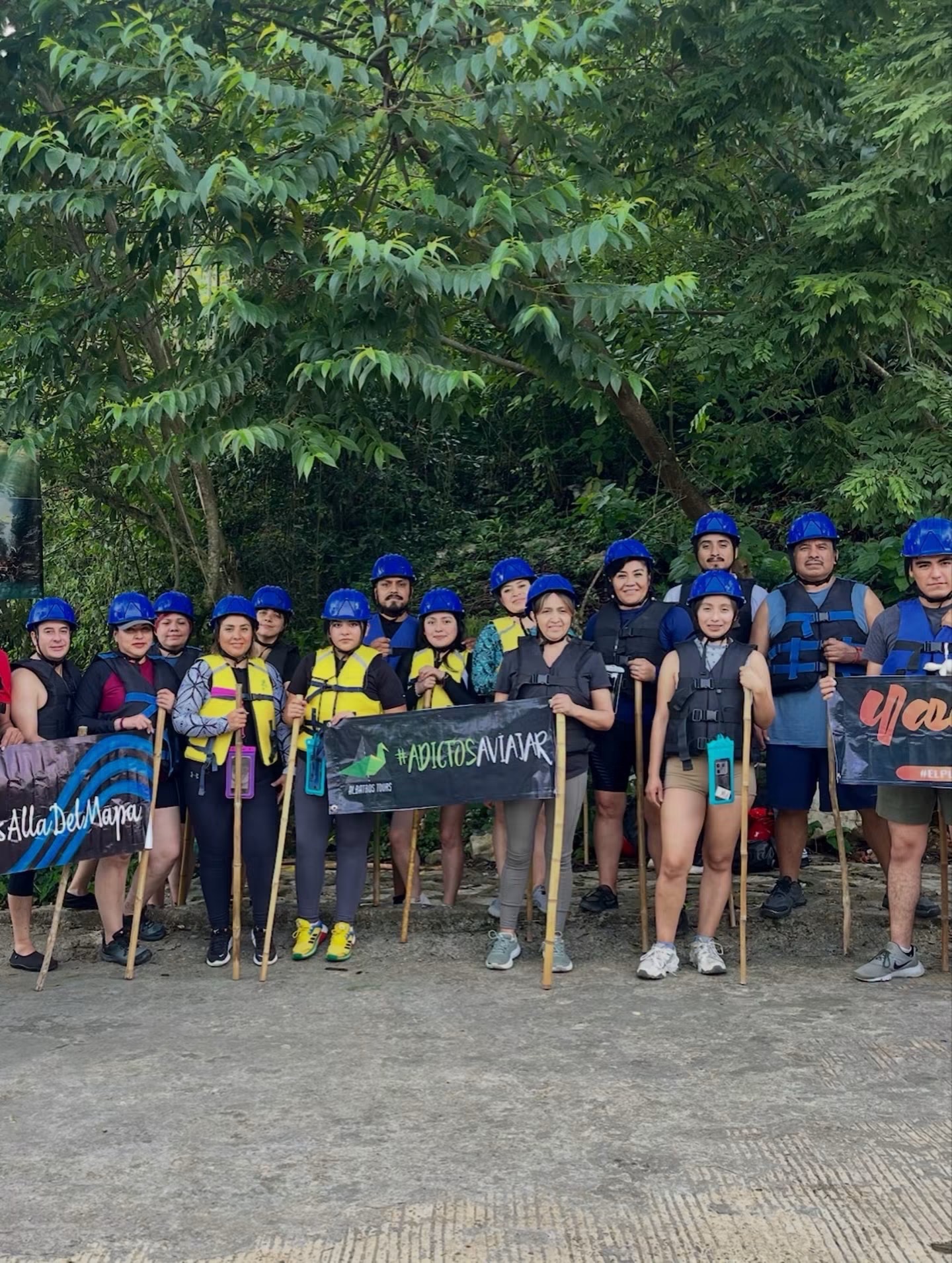 Grupo listo para una aventura de rafting