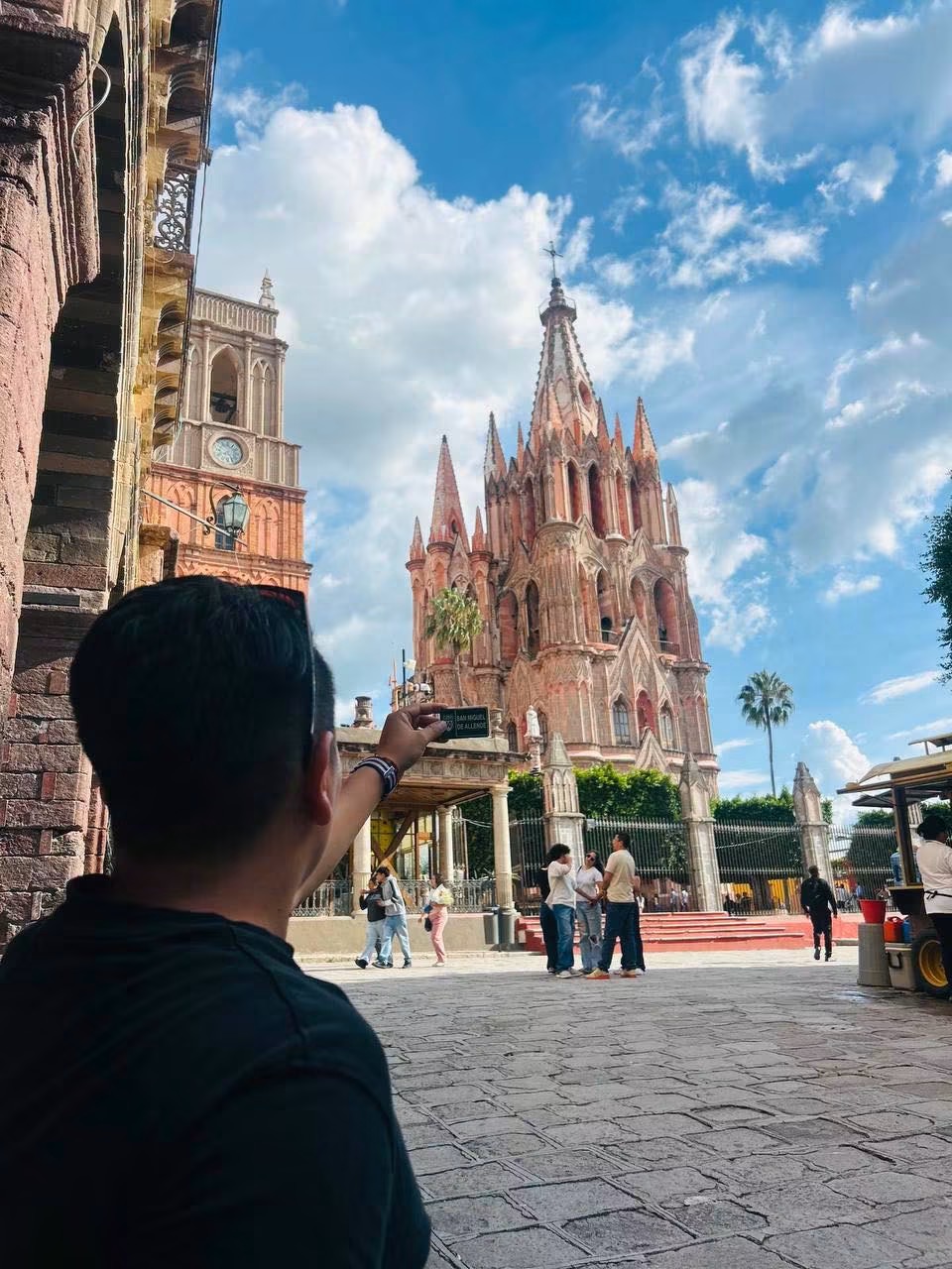 Viajero fotografiando la parroquia de San Miguel de Allende
